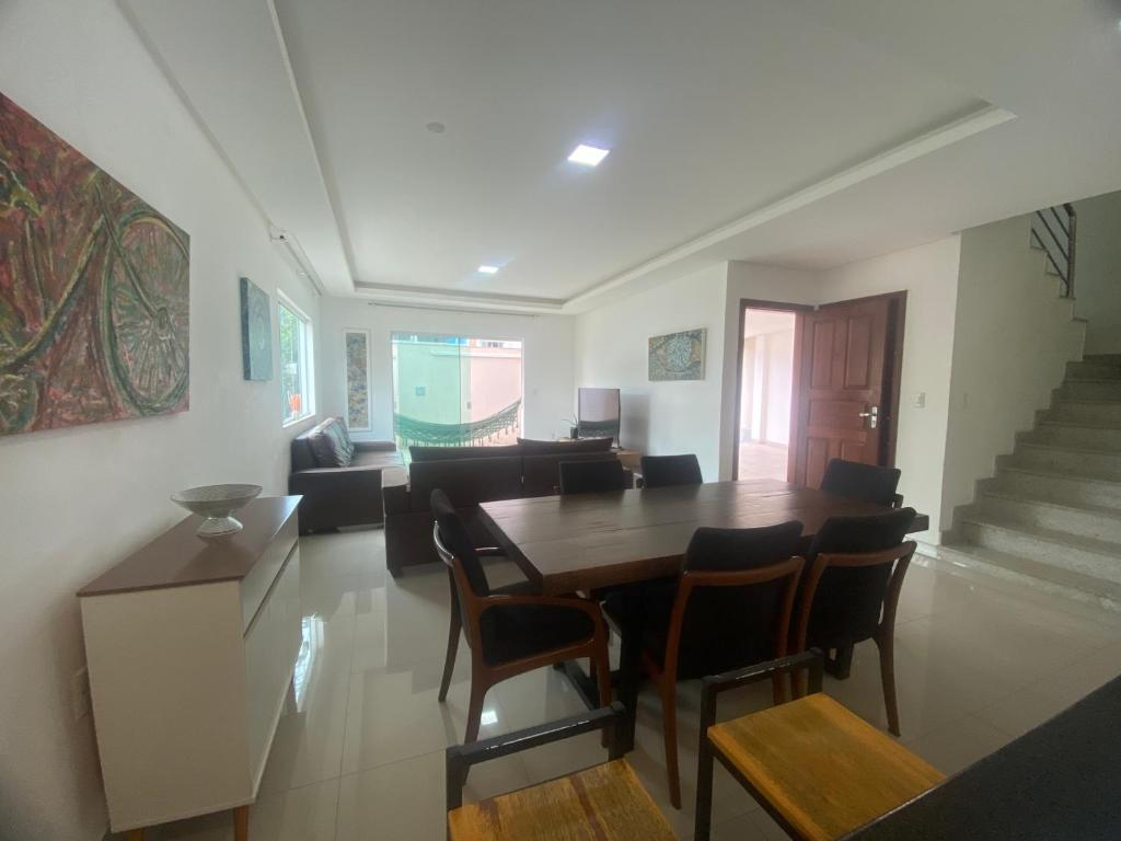 a living room with a dining room table and chairs at Requinte e Conforto na Praia do Morro in Guarapari