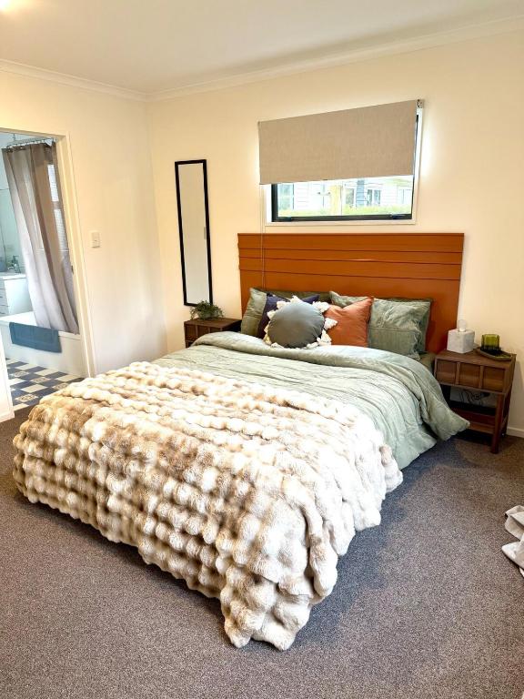 ein Schlafzimmer mit einem großen Bett und einer Decke in der Unterkunft Snow Fed House in Methven