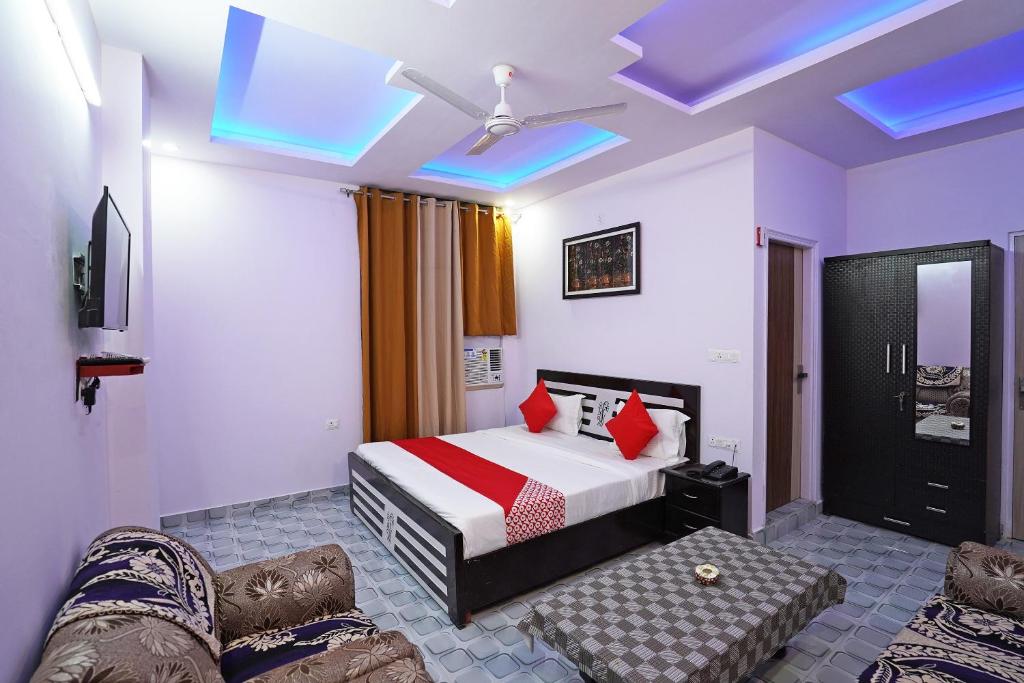 a bedroom with a bed and a couch at Hotel O Plus One Hotel Residency in New Delhi