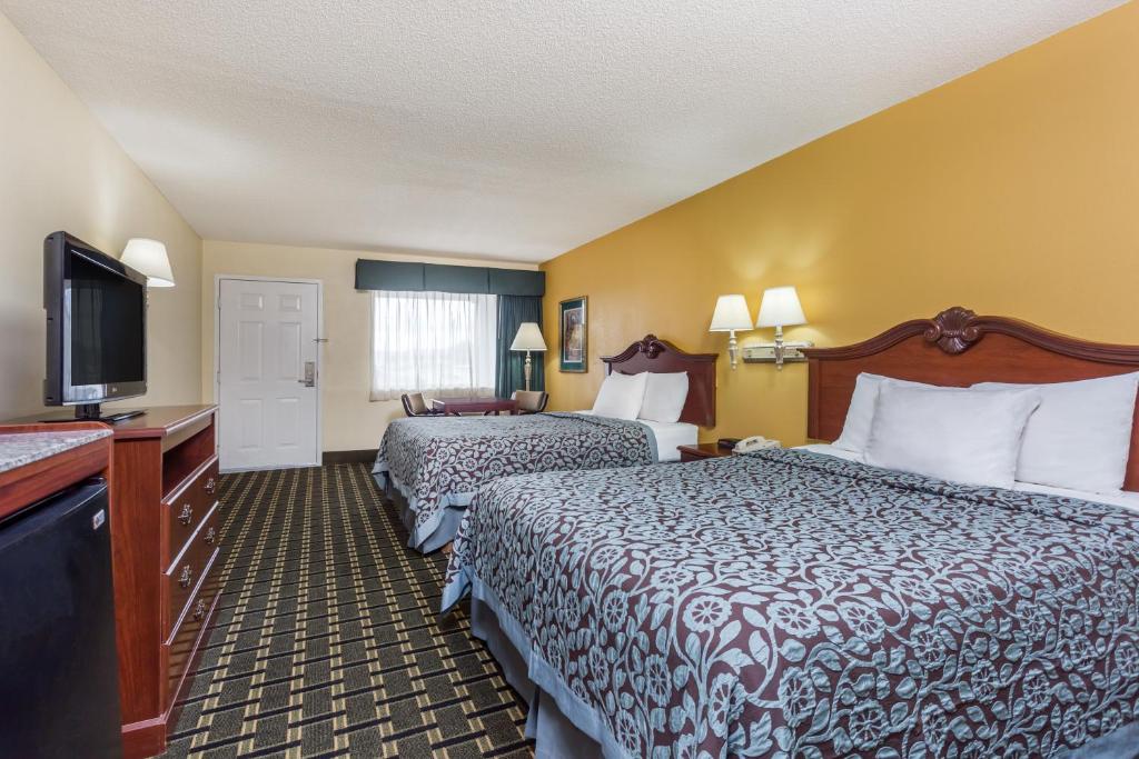 Days Inn & Suites by Wyndham Warner Robins Near Robins AFB - Habitación Con 2 Camas Grandes - No Fumadores