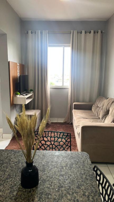 a small living room with a couch and a table at Apartamento mobiliado in Marabá