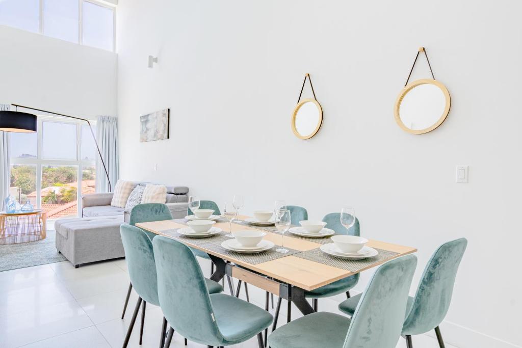 a dining room with a table and chairs at Aruba Life 315 in Noord