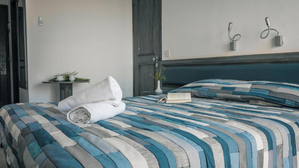 Кровать или кровати в номере Tsanotel