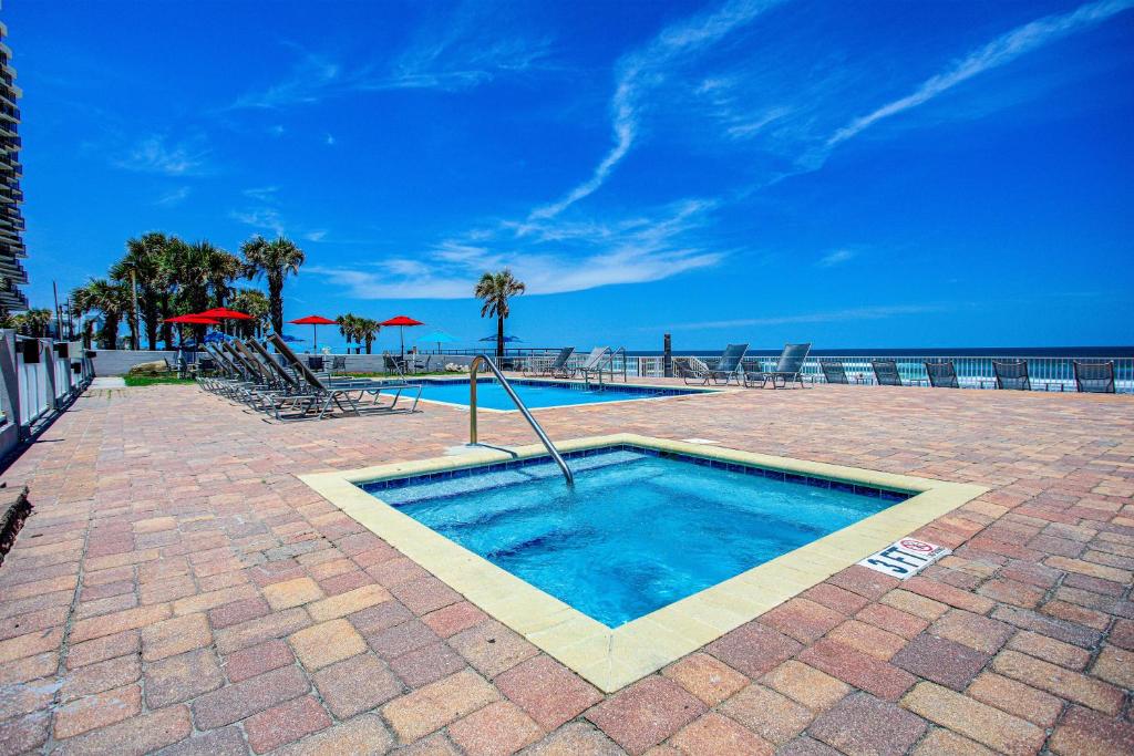 Beach House Inn with POOL & Hot Tub photo