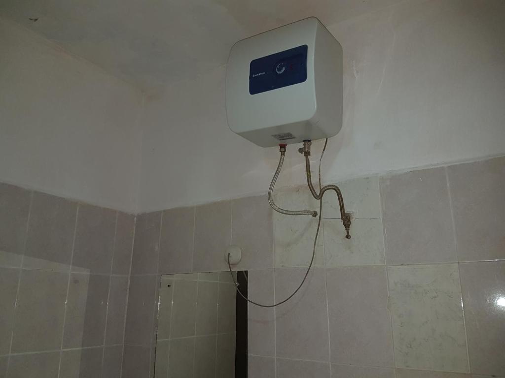 um relógio na parede de uma casa de banho em Citilodge Hotel & Conference Centre em Abuja