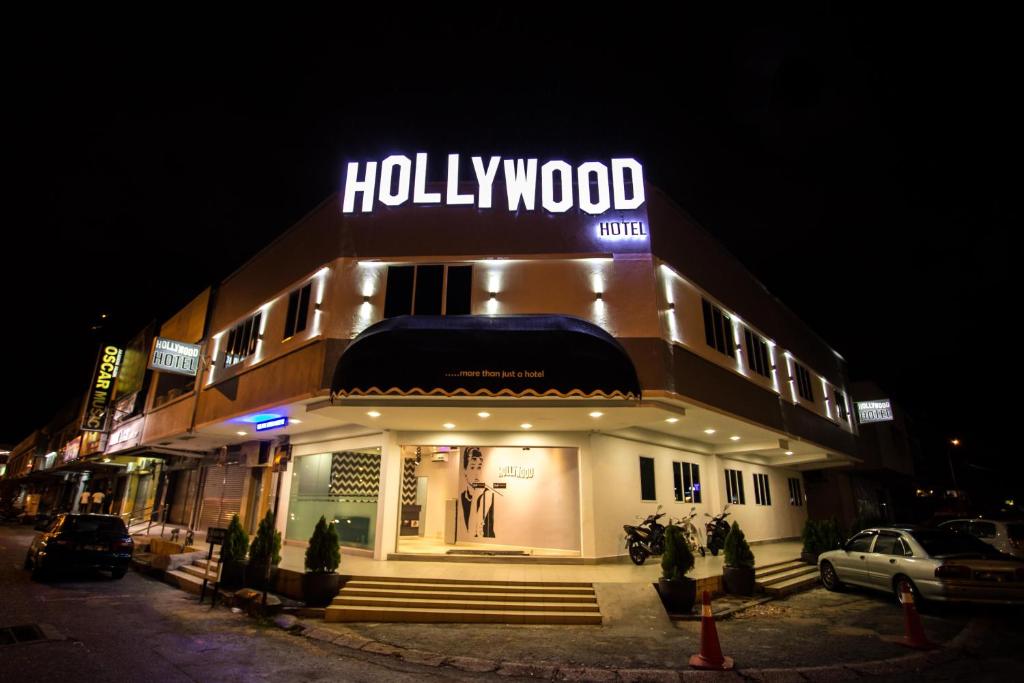 a building with a hollywood sign on top of it at Hollywood Hotel in Ipoh