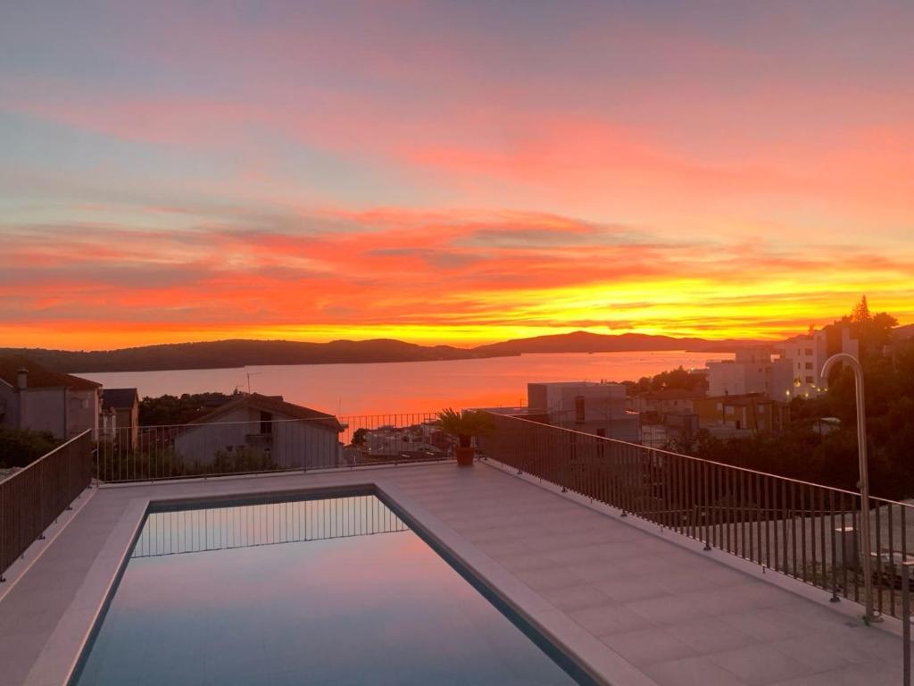 Hedonist Gold-hot tub, pool, WI FI, free parking, garden