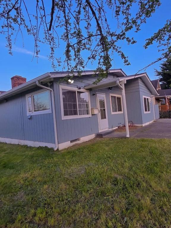 a small blue house with at Residence Tacoma in Tacoma