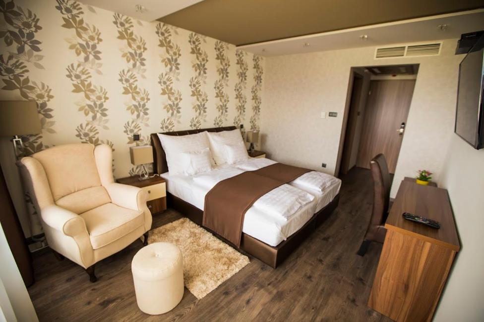 Postel nebo postele na pokoji v ubytování Pole Position Beach Hotel