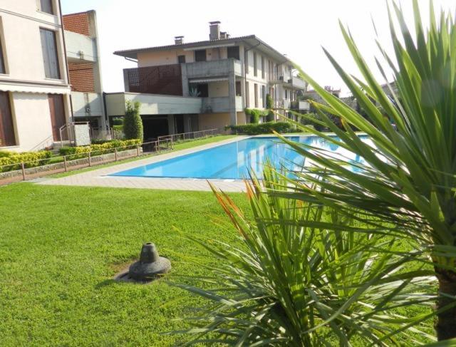 a swimming pool in a yard next to a building at Residenz In 1 in Bardolino