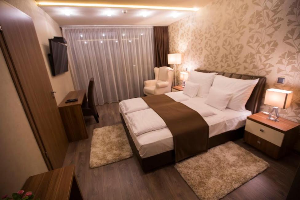 Postel nebo postele na pokoji v ubytování Pole Position Beach Hotel