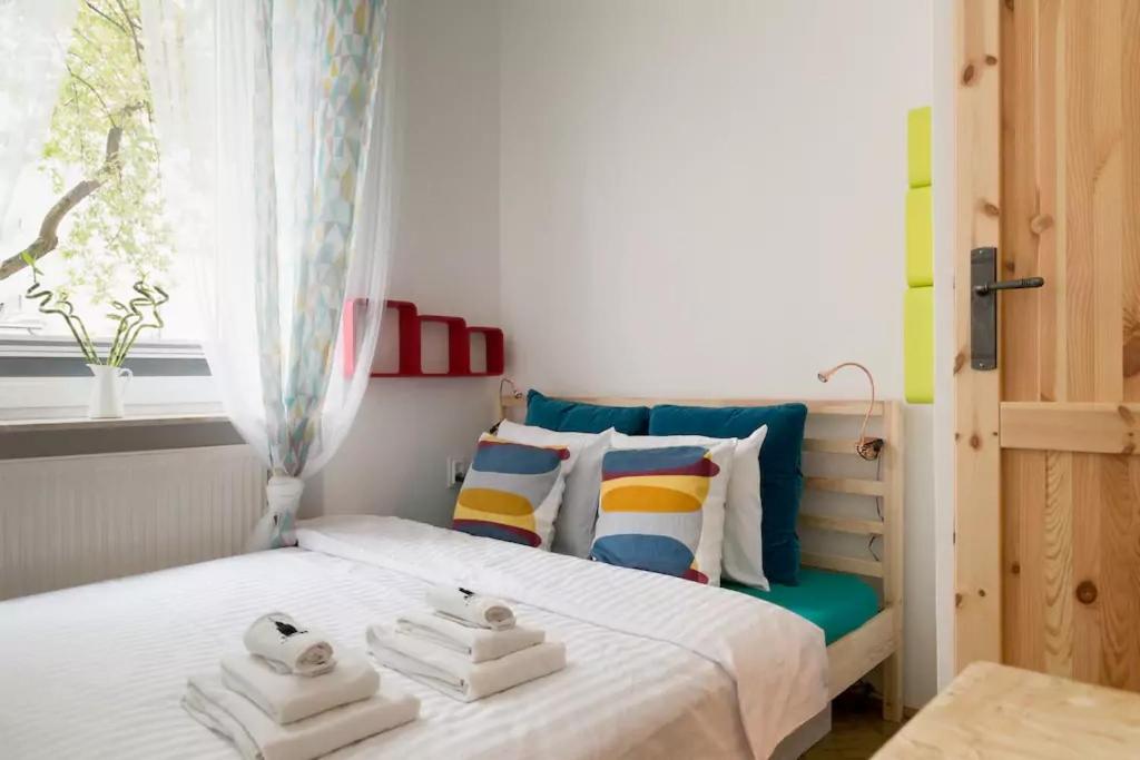 um quarto com uma cama com toalhas em WSTApartments RetroFunky em Varsóvia