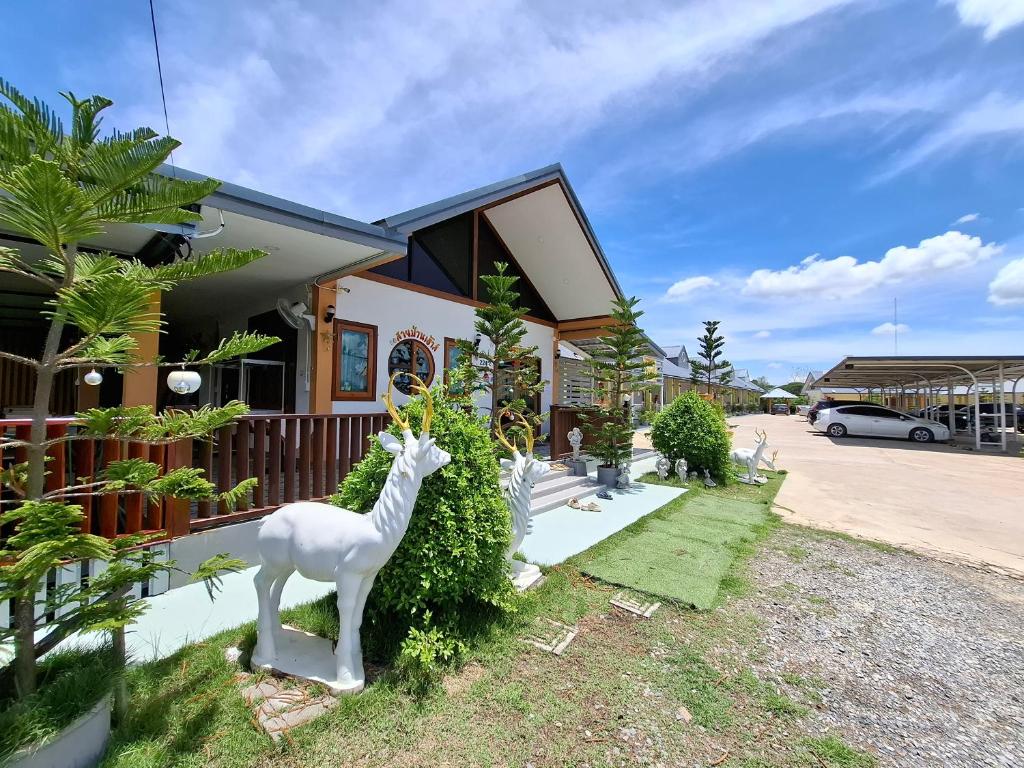 a house with a statue of a llama outside of it at สายป่าน เฮ้าส์ แพร่ in Ban San Pa Yae