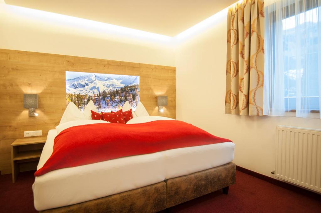 A bed or beds in a room at Landhaus & Appartementhaus Haussteiner