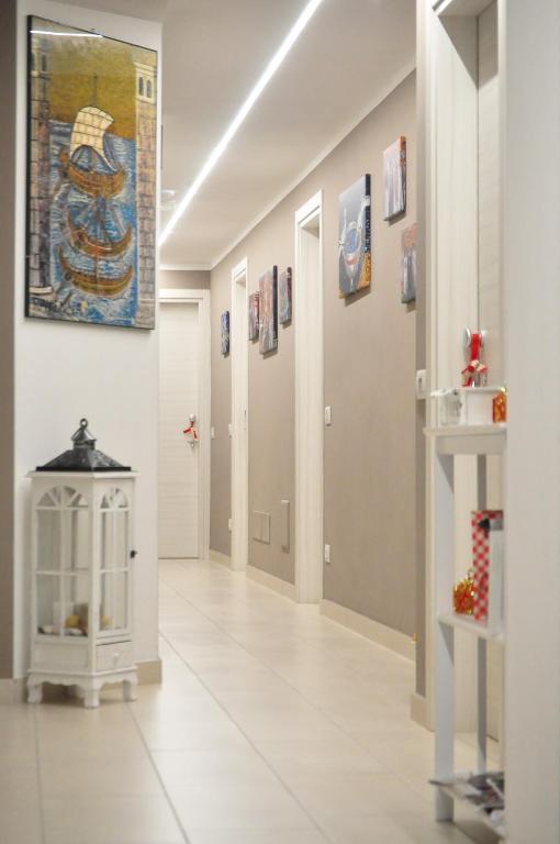 een hal met een schilderij aan de muur en een open haard bij Artisti Rooms in Ravenna