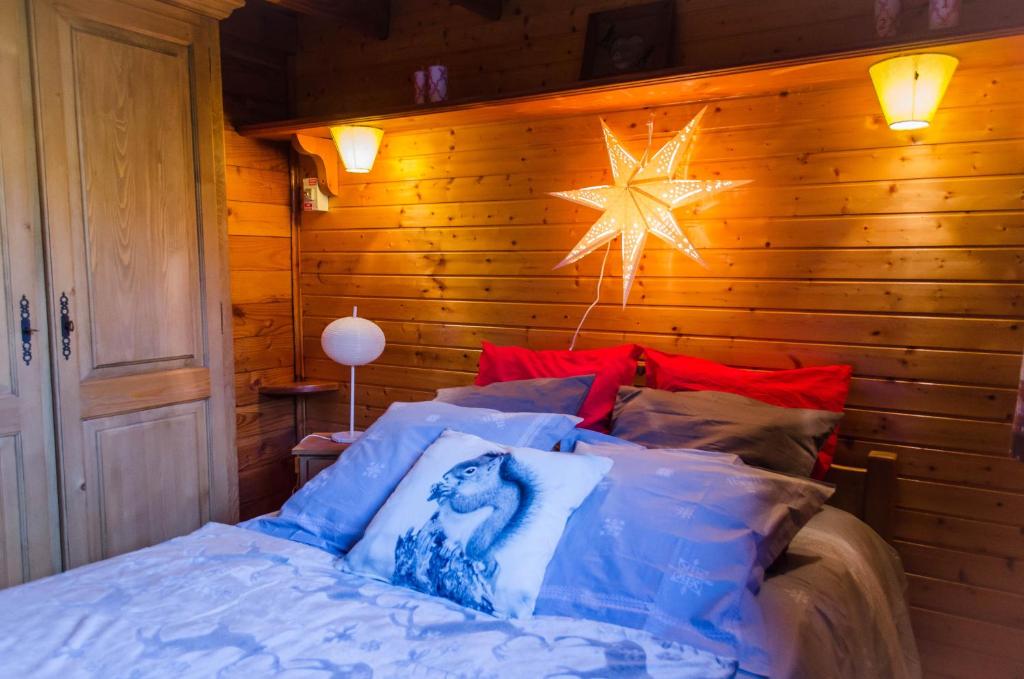 a bedroom with a bed with a star on the wall at Chalet L'imprévu in Vaulnaveys-le-Bas