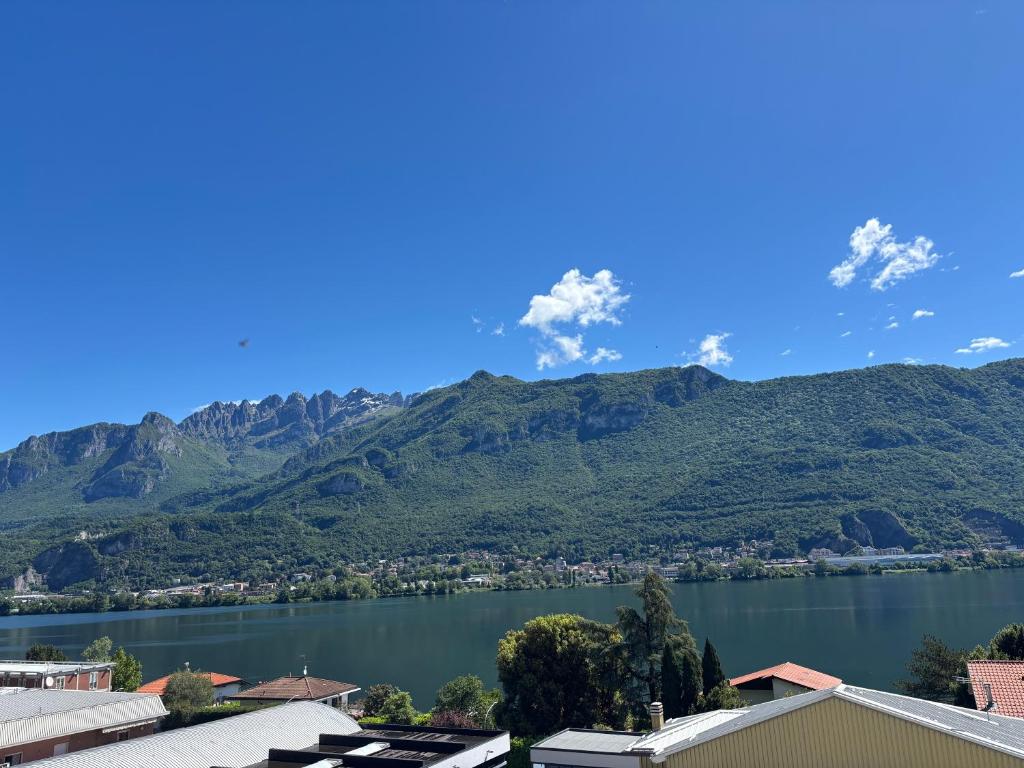 a view of a lake with mountains in the background at Un sogno tra lago e monti in Pescate