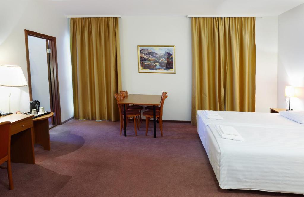 Postel nebo postele na pokoji v ubytování Fosshotel Baron