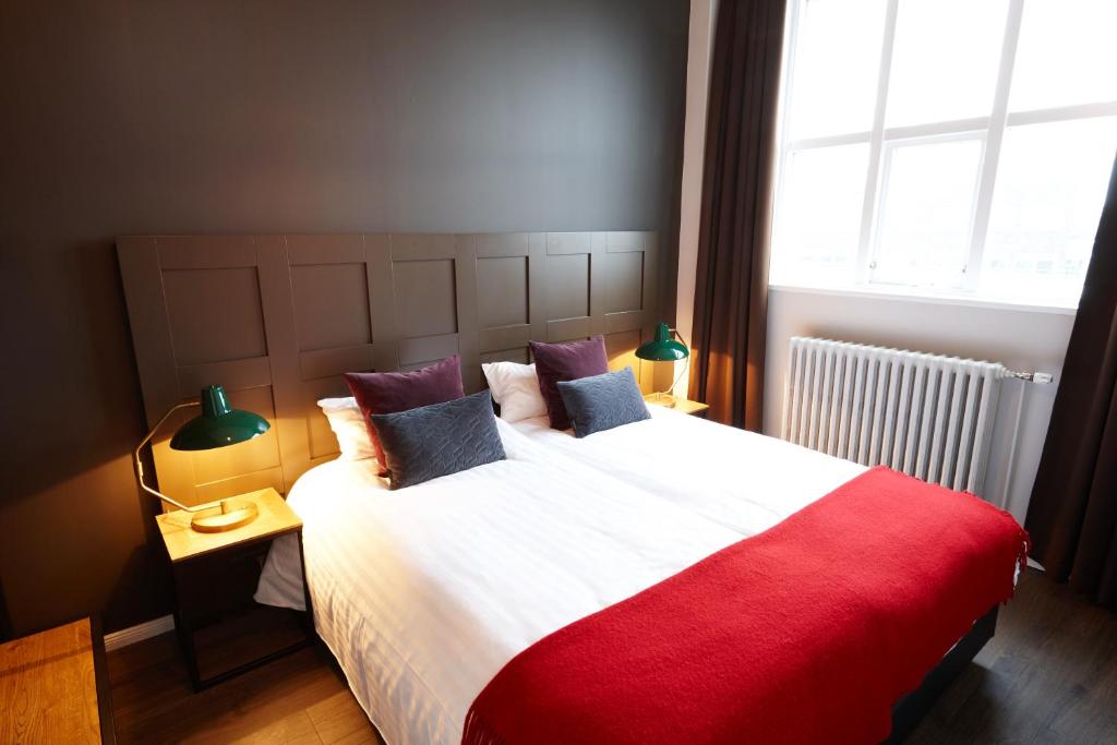 Postel nebo postele na pokoji v ubytování Fosshotel Baron