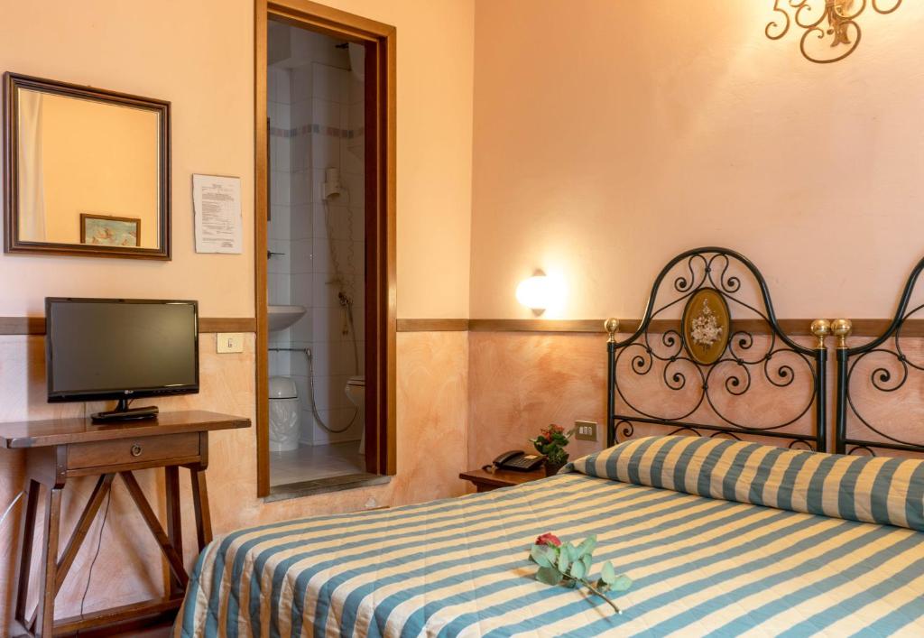 TV a/nebo společenská místnost v ubytování Hotel Monica