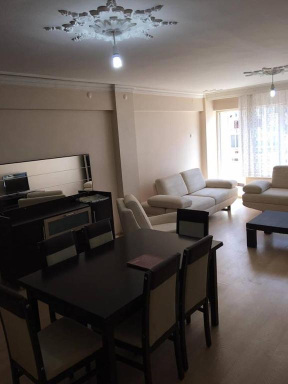 sala de estar con sofá y mesa en Abbasi Apart 3, en Bursa