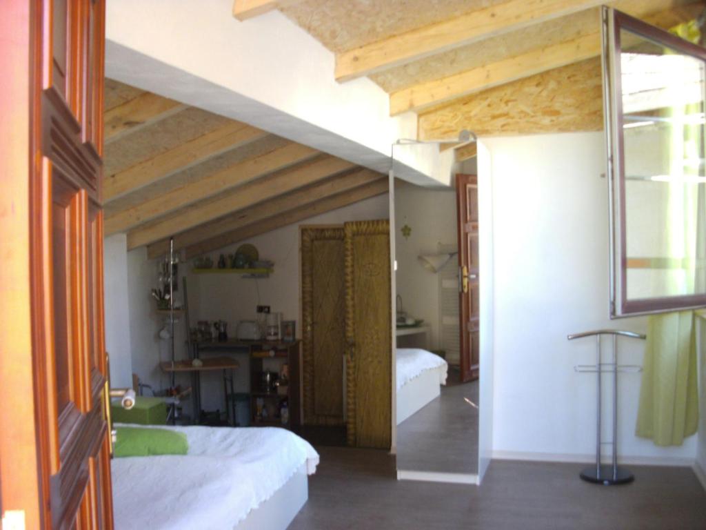 1 dormitorio con 2 camas en una habitación con techos de madera en Grünes Appartment Nürburgring, en Drees