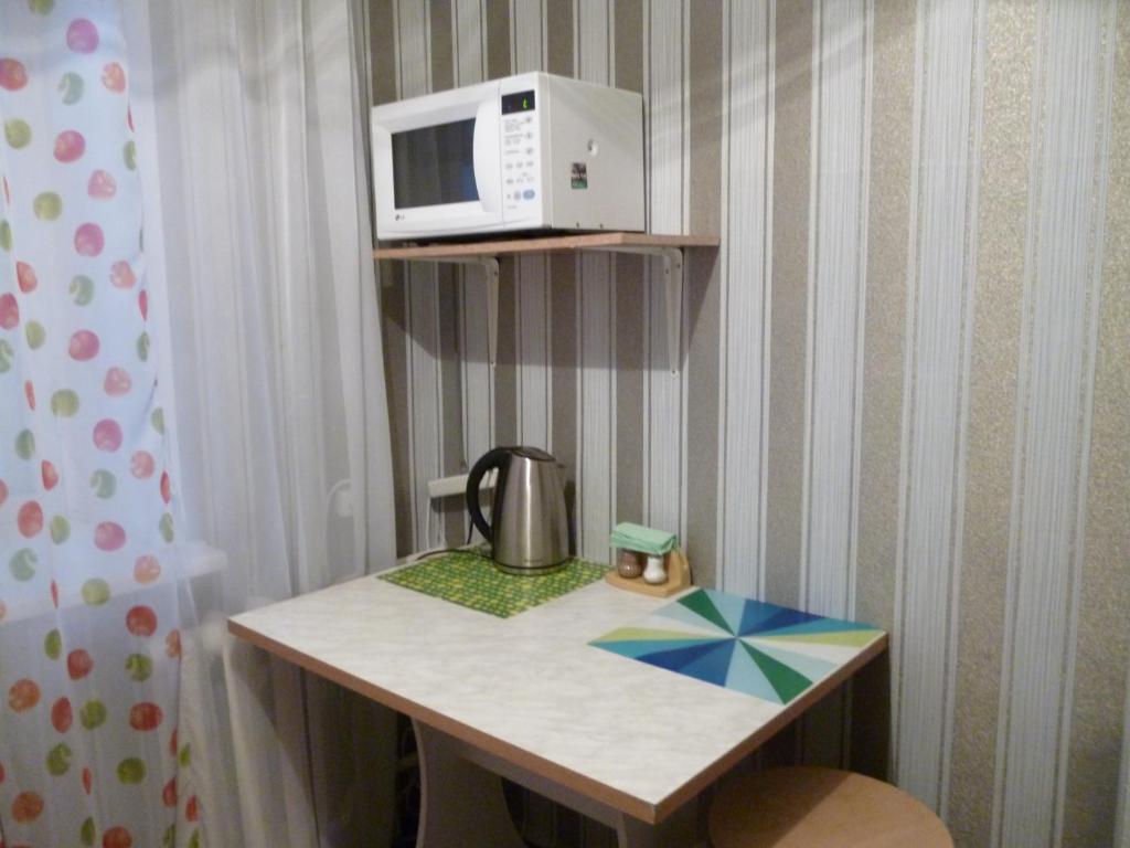 クルガンにあるMaxim Gorky Apartmentsの小さなテーブル(電子レンジ付)