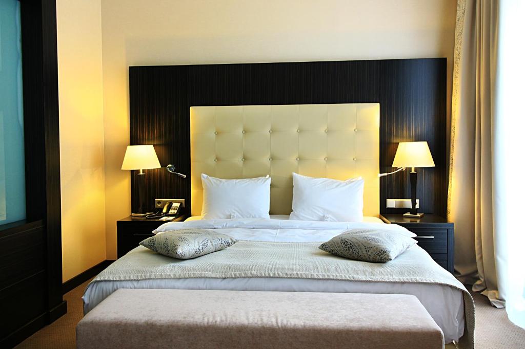 Postel nebo postele na pokoji v ubytování Crowne Plaza - Borjomi by IHG