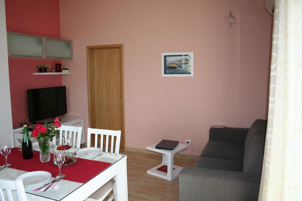 Televízia a/alebo spoločenská miestnosť v ubytovaní Tone & Marta Apartments