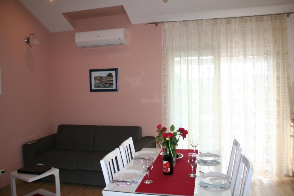 Posedenie v ubytovaní Tone & Marta Apartments