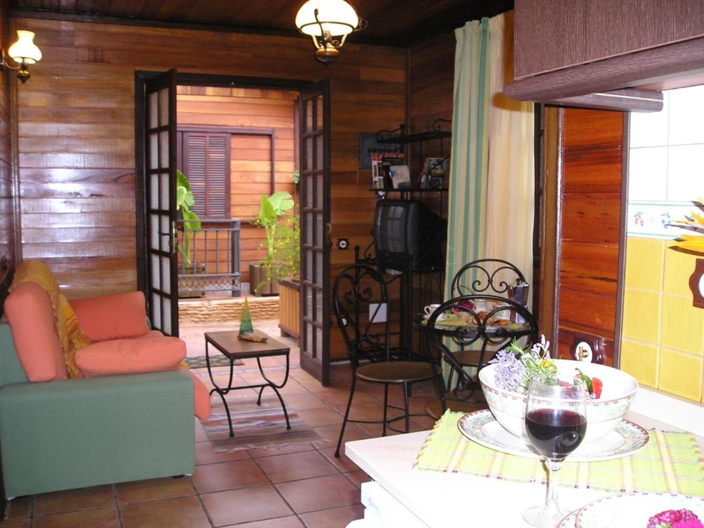 sala de estar con mesa y algunas sillas en Cabañas Valle Verde, en Moya