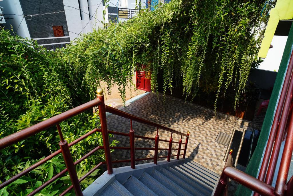 a set of stairs with a red door and plants at Sri Sakthi Residence in Tiruvannāmalai