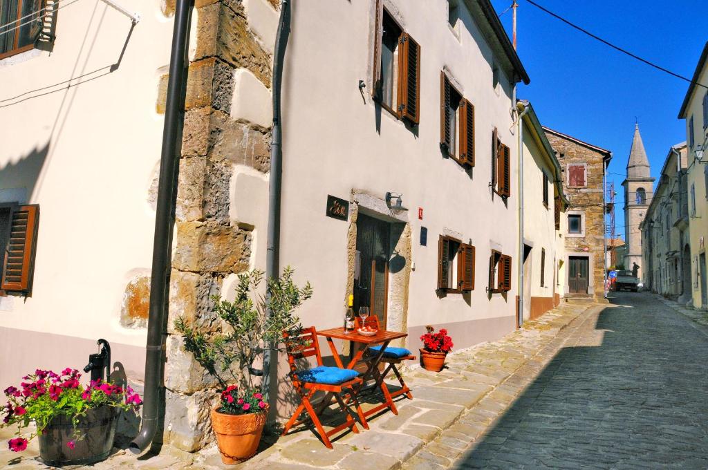 an alley in an old town with a table and chairs at Casa Stella in Draguć
