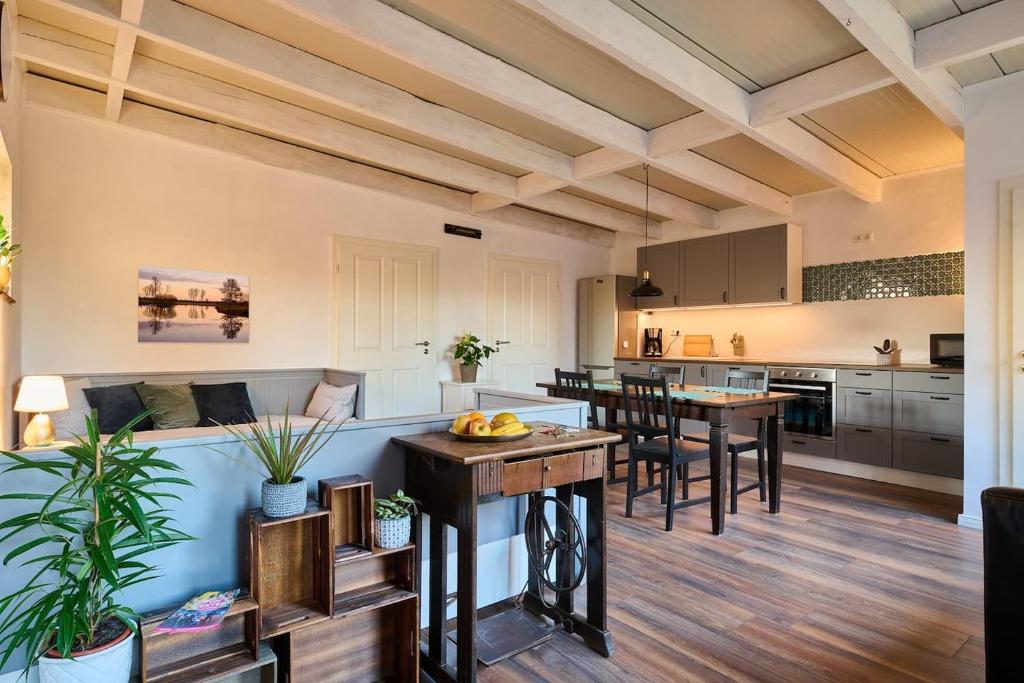 an open kitchen and dining room with wooden ceilings at Gemütliche Ferienwohnung Traumfänger NOK in Schafstedt