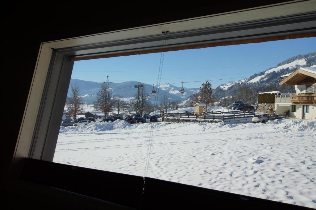 Nespecifikovaný výhled na hory nebo výhled na hory při pohledu z aparthotelu