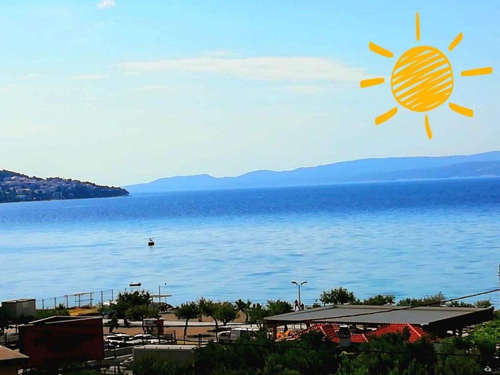 a view of the ocean with a sun in the sky at Bugenvilija in Duće