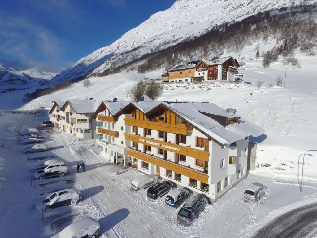 eine Luftansicht eines Resorts im Schnee in der Unterkunft Hotel Sabine in Galtür