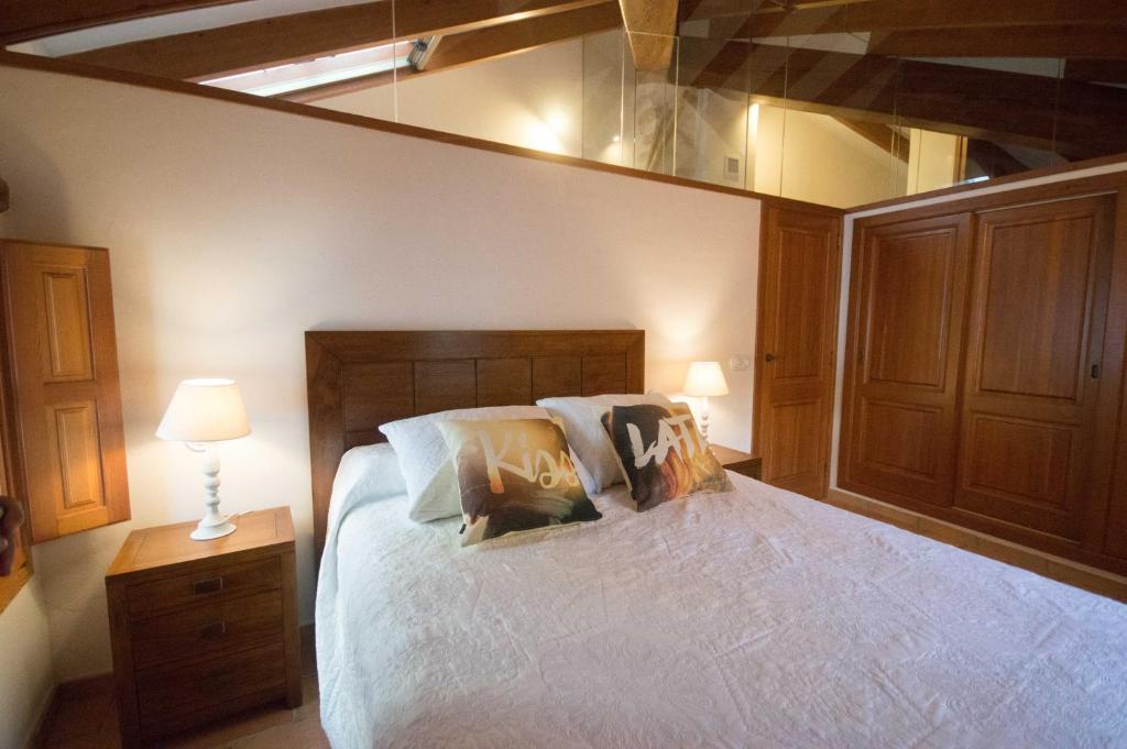 1 dormitorio con 1 cama grande y techo en Casa Rural El Riberer, en Benissa