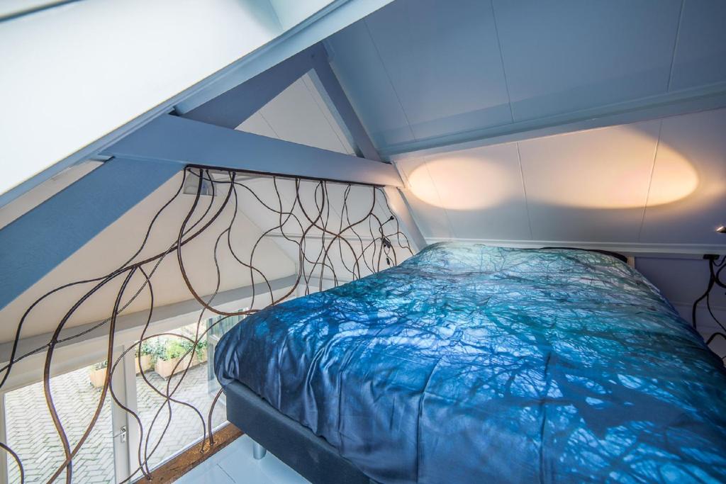 Cette petite chambre comprend un lit. dans l'établissement Bed and Breakfast Rammesdoenk, à Raamsdonk