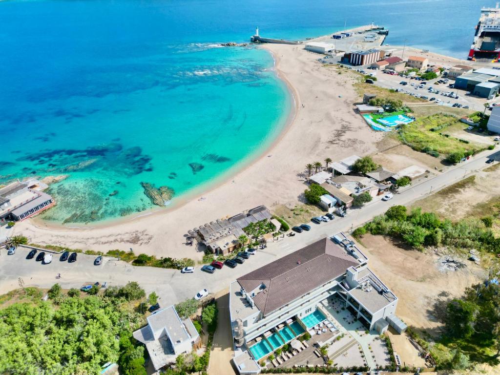 eine Luftaufnahme des Strandes und des Meeres in der Unterkunft Casa C Hôtel & Spa in Propriano