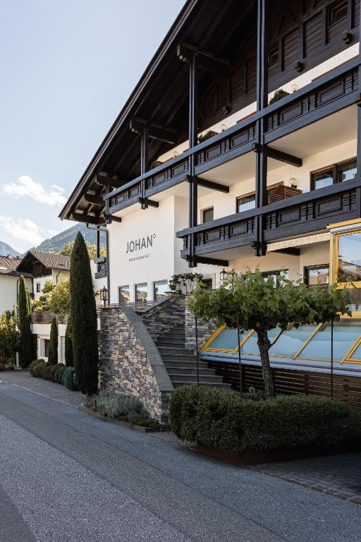 a building with a sign that reads juliana at JOHAN - Rooms & Breakfast Merano in Marlengo