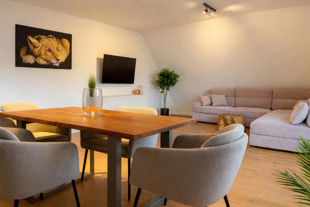 a living room with a table and a couch at Ferienwohnung Gut Lehmhof in Lehmrade