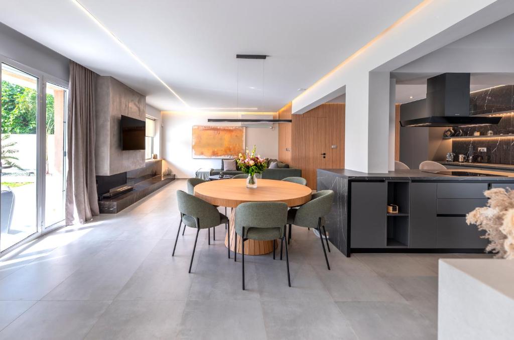 a kitchen and dining room with a table and chairs at Aeliah in Anavyssos