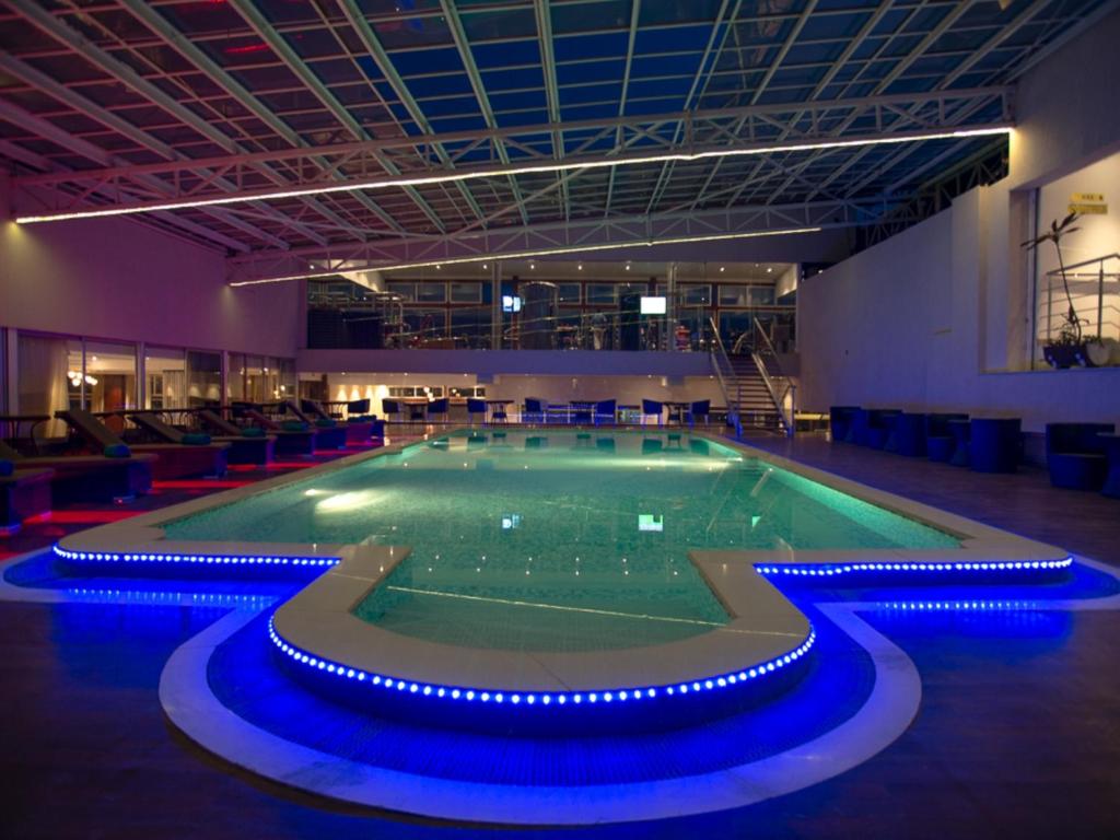 uma grande piscina com luzes azuis ao redor em Diamond Plaza Apartments em Nairobi