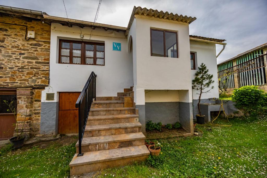 a house with stairs in front of it at Casa Laureano in Carcedo