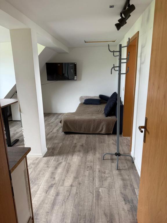 ein Schlafzimmer mit Bett und Flachbildfernseher in der Unterkunft MaVelo in Düren - Eifel