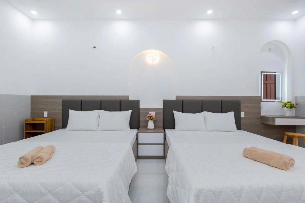 two beds in a room with towels on them at Sói Homestay B10 HQL in Xã Thang Tam