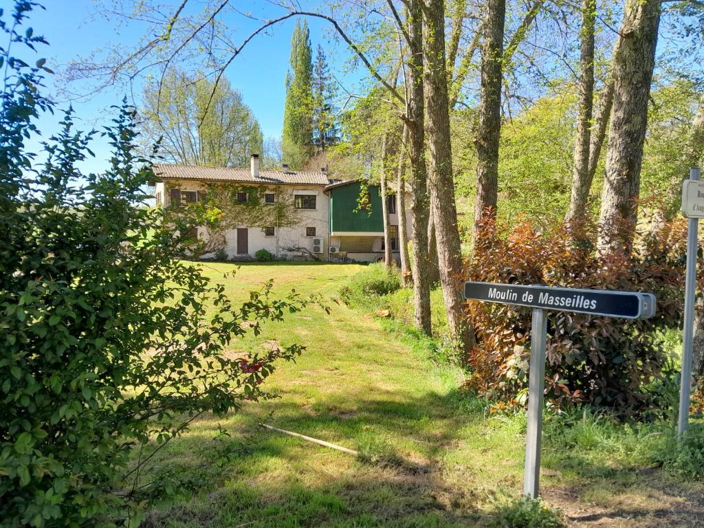 a street sign in front of a house at Le moulin de Masseilles in Mazères