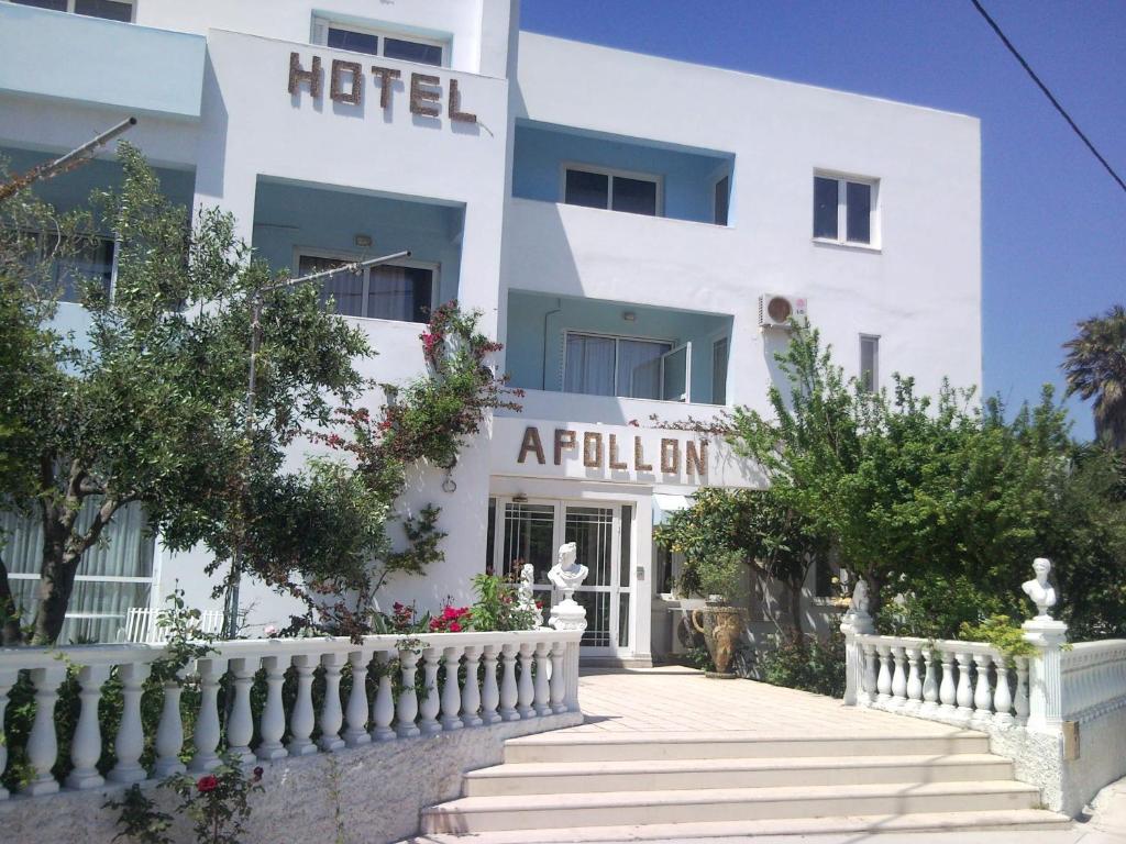 un hotel blanco con una valla blanca delante de él en Hotel Apollon en Rio