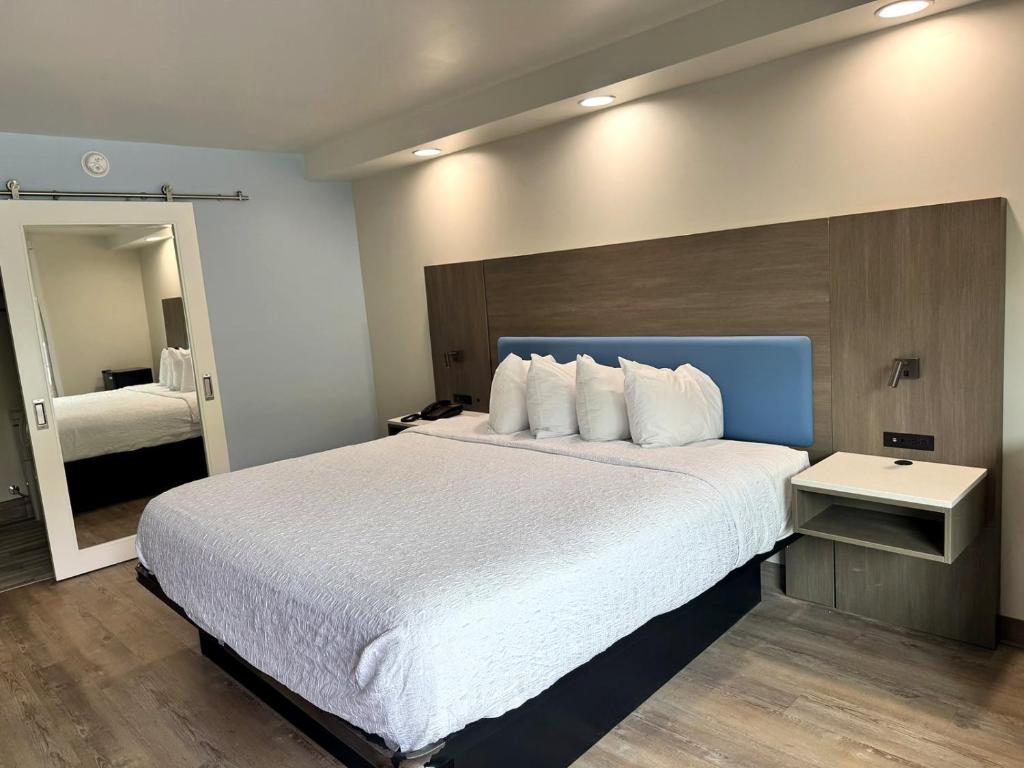 a bedroom with a large bed and a mirror at Lodge at Mill Creek Pigeon Forge in Pigeon Forge